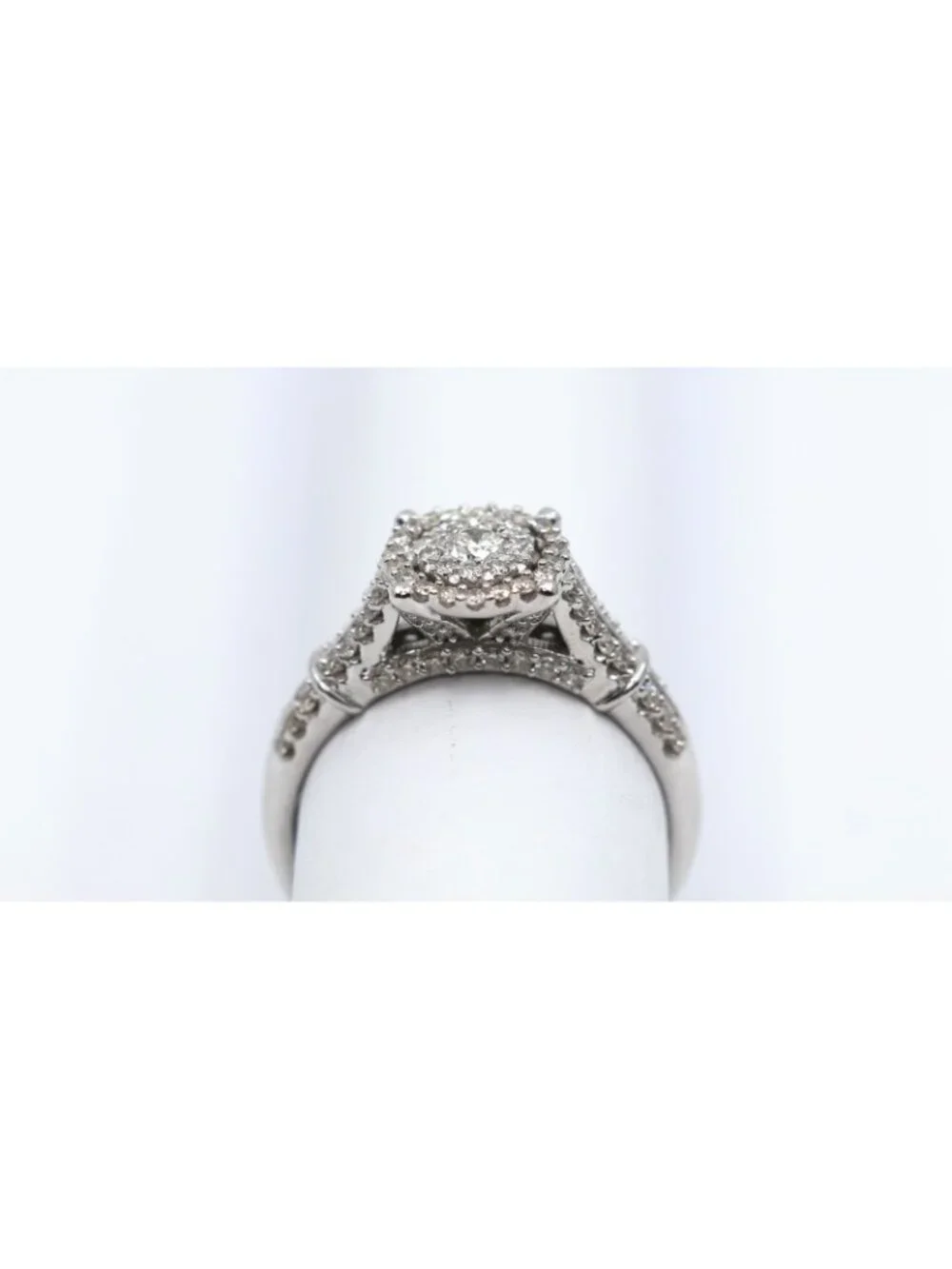 Beautiful 10K White Gold Round Cut Diamond Double Halo Engagement Ring - Size 7